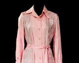 Size 10 Pink Silk Dress - 70s Asian Satin Shirtdress & Sash - Gorgeous Far East Butterflies - Exotic Flowers - Eastern Urns - Bust 36.5