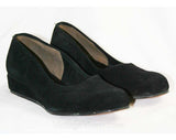 Small Size Shoes - Cute 1950s Black Suede Kitten Heels - Size 4 Low Pumps - 40s 50s Deadstock - Fall Closed Toe - Excellent Condition
