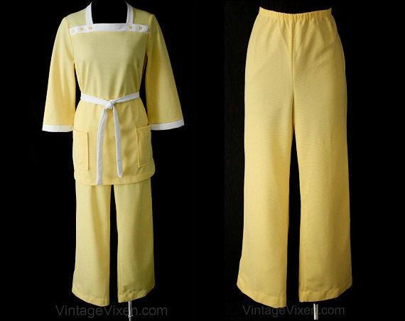 Size 8 Kitsch 60s Yellow Leisure Suit - Polyester Knit Ladies Shirt Pant - 1960s Two-Piece Theme Party Outfit - Bust 36 NOS Deadstock