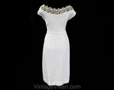 Size 10 1950s White Dress - Petite Early 50s Linen Look Rayon Summer Sheath with Belt - Antique Style Floral Lace Scoop Neck - Waist 29