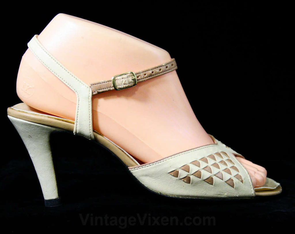 30s Style Sandals - Size 6 M - Cream 1970s Shoes - Deco Triangles - Slingback Heels - Peep Toe - 70s Hush Puppies - Deadstock - 43249-1