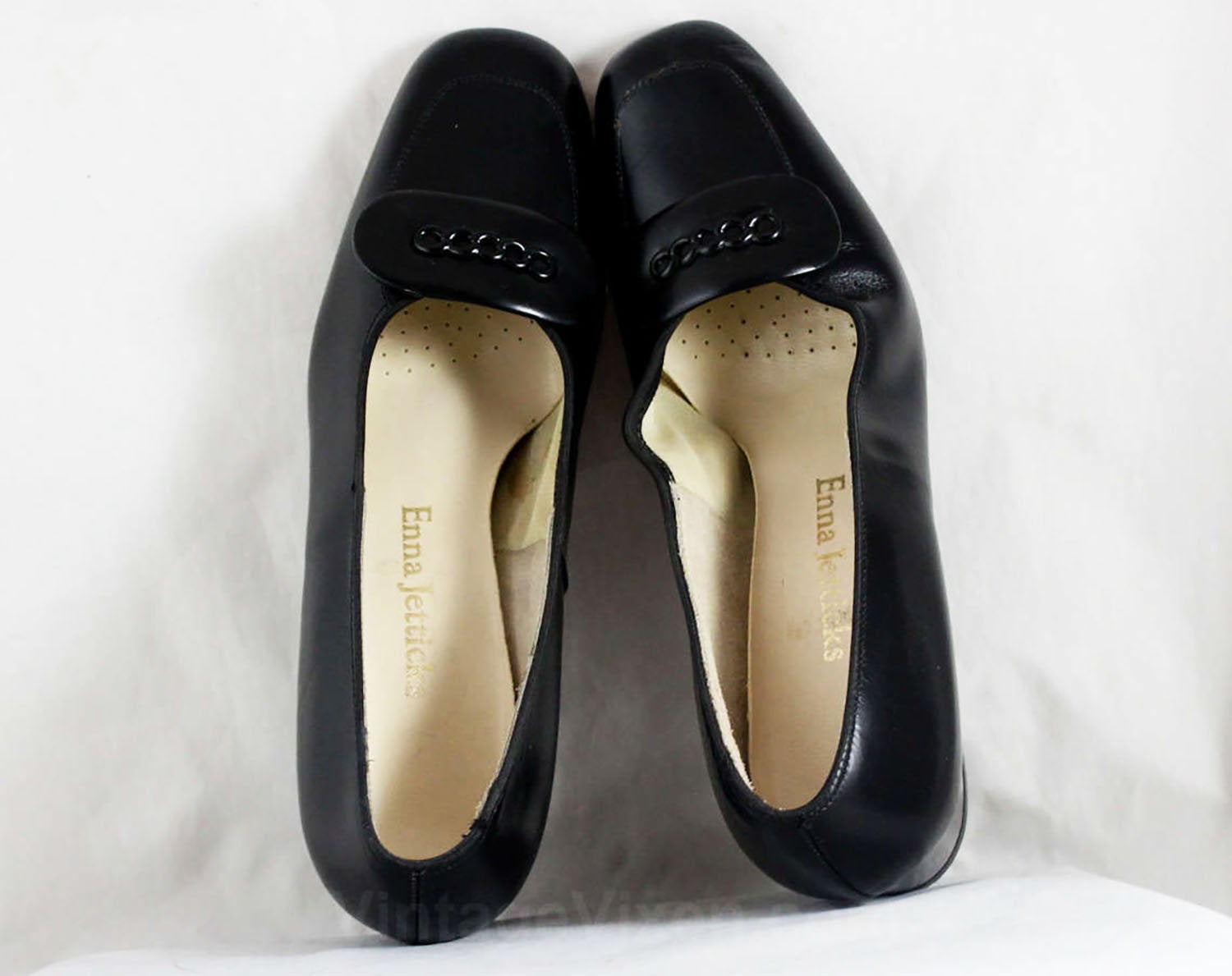 Size 8 Black Shoes - Glossy Faux Patent Leather 1960s Pumps with Deco Vintage Vixen Clothing Size 8 Black Shoes - Glossy Faux Patent Leather 1960s Pumps with Deco Vintage Vixen Clothing