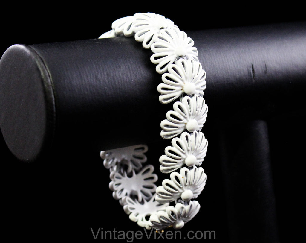 60s White Flowers Bracelet - Summer of Love 1960s Daisy Chain Enameled Metal Links - Hippie Sweet Daisies Floral Petals - Monet Clasp