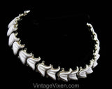 1950s White Thermoset Choker Necklace - 50s Molded Plastic Cute Mid Century Short Necklace - Flower Petal Motif & Gold Hue Metal - 50511