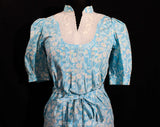 Size 6 Lilly Pulitzer Dress - 70s 80s Boho Peasant Summer Frock - Novelty Print Bees Sky Blue & White Daisy Cotton - Puff Sleeve - Bust 33.5
