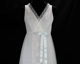 Size 8 Nightgown & Robe Set - Small Medium 1960s Peignoir Lingerie - Beautiful Pastel Daisy Embroidery - Summer Trousseau Nightie - Bust 35
