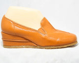 Size 8 Shoes - Unworn Tan 60s Shoe - 1960s Mod Caramel Pumps - Rounded Toe - Top Stitching - Light Brown Wedges - NOS 60's Deadstock