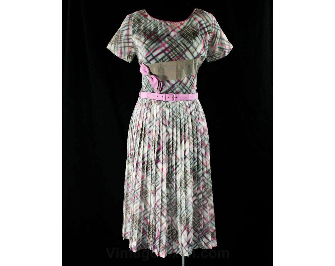cotton organdy dress New in the archive. A 1950s embroidered cotton organdy dress, softly suspended between structure and lightness. Garments like this do not simply belong to the past, they continue to create atmosphere