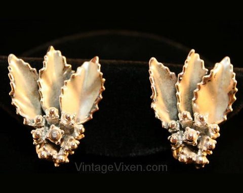 Pretty 1950s Metal Flower Earrings - Silvertone Silver Color Metallic Leaves - 1950s Leaf Jewelry - Lovely Clip Earrings - 33981-1