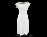 Size 10 1950s White Dress - Petite Early 50s Linen Look Rayon Summer Sheath with Belt - Antique Style Floral Lace Scoop Neck - Waist 29