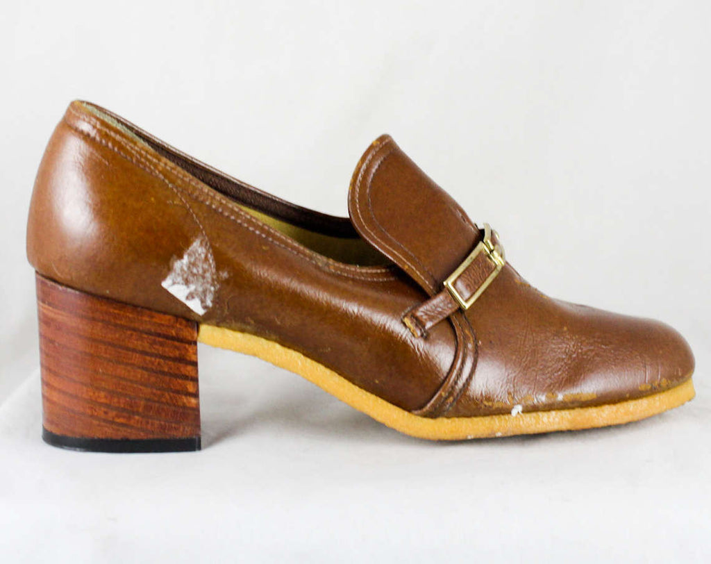FINAL SALE Size 6 Brown Shoes - Faux Leather Pumps - Metal Bits - Unfortunate Condition - 6M Retro 1970s Caramel Hipster - As Is Deadstock