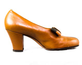 Size 5 Brown 1940s Shoes - Unworn 40s Secretary Style Caramel Tan Leather Pumps - 5 AA Deadstock - Fall Autumn - Swing Era Two Tone Bow