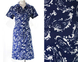 Size 14 1960s Dress - Blue Paisley Atomic Novelty Print - 60s Short Sleeve Sheath - Zip Front - Kitsch Housewife Chic - Bust 41 - 47311
