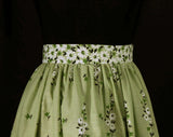 Size 6 1950s Vintage Daisy Print Fabric Skirt - 50s Daisies Border Print Full Skirt - Summer Floral Cotton - Green Black White - Waist 26