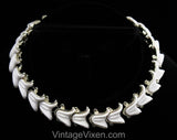 1950s White Thermoset Choker Necklace - 50s Molded Plastic Cute Mid Century Short Necklace - Flower Petal Motif & Gold Hue Metal - 50511