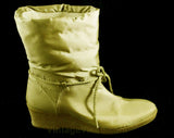 Size 9 Apres Ski Boots - Shimmery Golden Tan Canvas - Faux Fur Lining - Wedge Sole - Ankle Tie - Fall - Winter 80s Deadstock Ladies Shoes