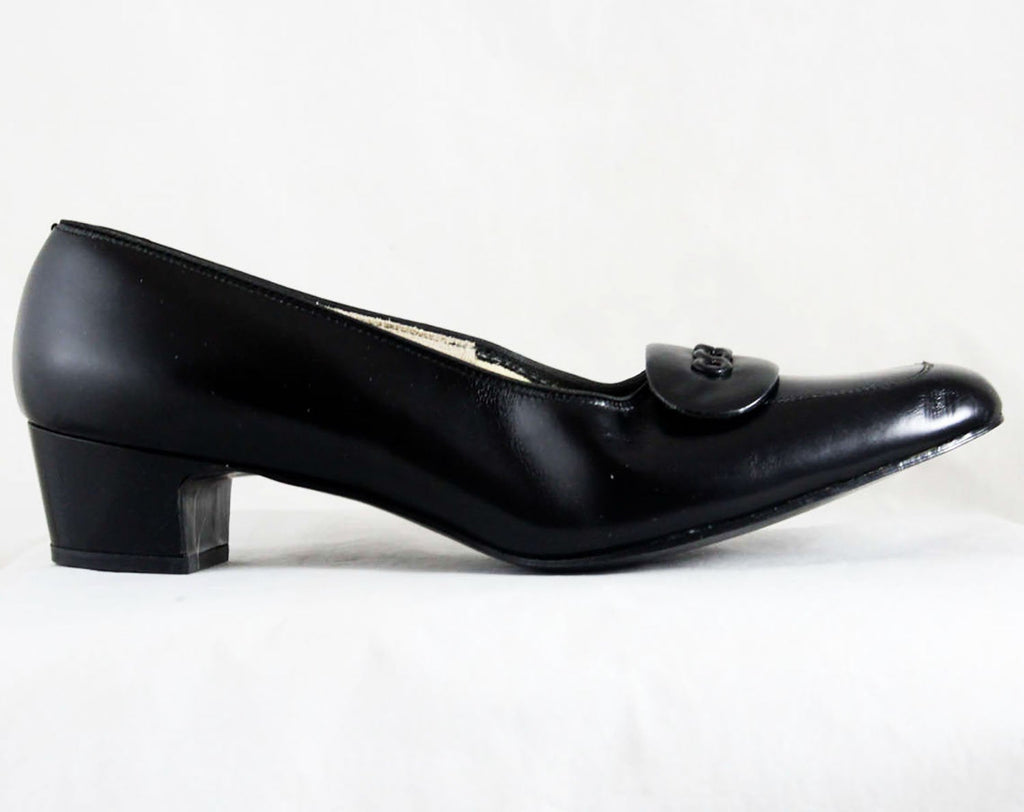 Size 8 Black Shoes - Glossy Faux Patent Leather 1960s Pumps with Deco Vintage Vixen Clothing Size 8 Black Shoes - Glossy Faux Patent Leather 1960s Pumps with Deco Vintage Vixen Clothing