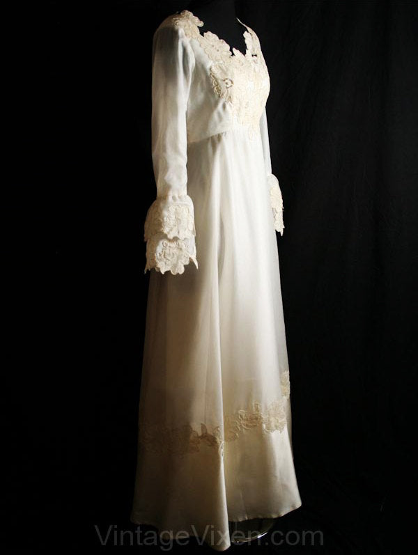 long sleeve 60s wedding dress Totally in love with this dreamy 1950's/1960's vintage wedding dress Long lace sleeves, a sweet scalloped waist, the fullest, fluffiest tulle skirt you could imagine and 3D flowers all the way