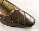 Never Worn Size 9 1960s Shoes - Beautiful Cocoa Brown Leather Pumps - Quilted Top Stitching - 2.5 Inch Heel - 60s Deadstock - 9AA - 47689-1