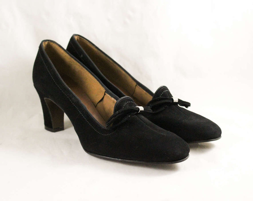 Size 8 Black Shoes - Chic 1960s Audrey Style Suede Pumps - Unworn 8AA Narrow Mod Shoes - Modernist Bows - Gorgeous 60s NOS Deadstock