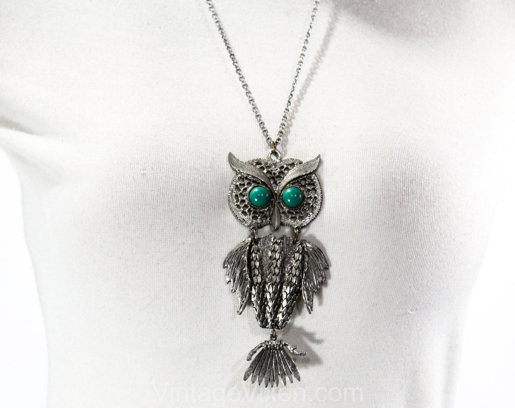 Feathered Friend Owl Pendant Necklace - 1970s Large Animal Novelty - Big Green Eyes - Flexible Moving Parts - 70s Pewter Gray Bird - 50646