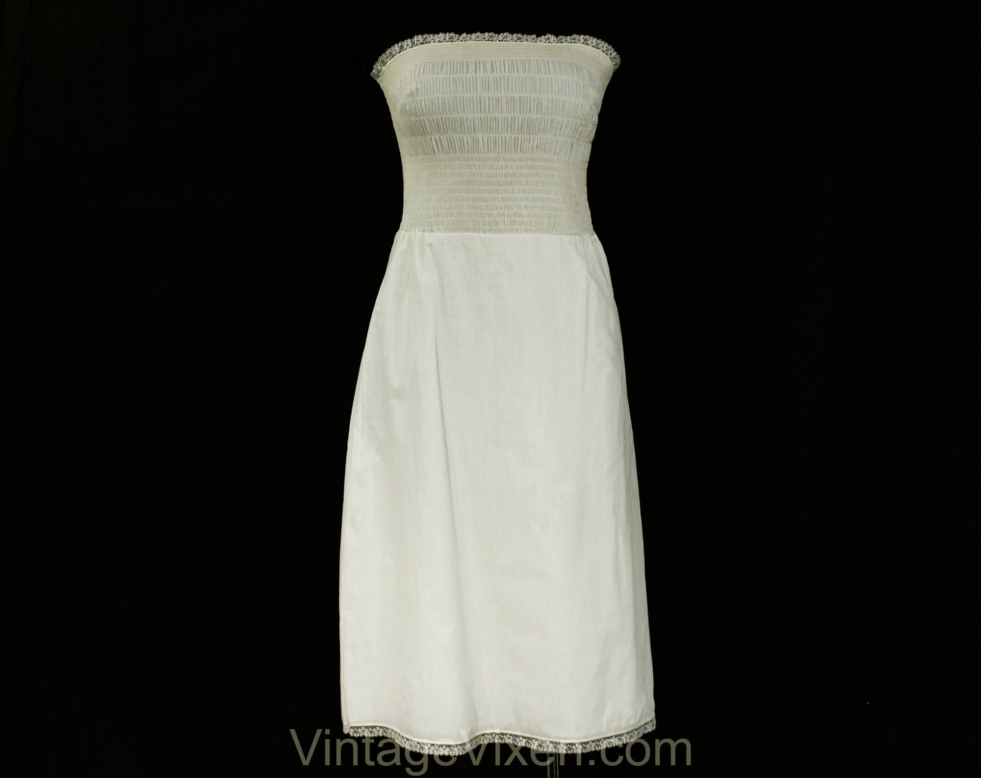 Size 6 1950s White Strapless Slip with Shirred Bodice - Small Unusual Vintage Vixen Clothing Size 6 1950s White Strapless Slip with Shirred Bodice - Small Unusual Vintage Vixen Clothing