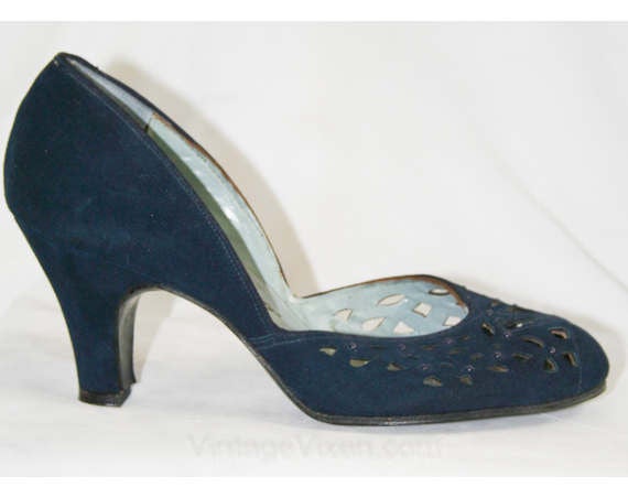 Size 5 1940s Shoes - Navy Blue Suede Pumps with Snowflake Cutwork - 40s Pumps - Deadstock - Glamour Girl - Excellent Condition - 40272-1