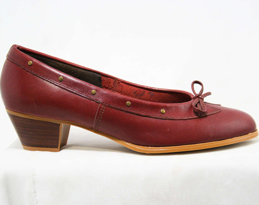 Size 8.5 M Leather Shoes - Beautiful Quality Pumps - Oxblood Brown Leather - Brass Studs & Bow - Stacked Wood Heels - 80s Preppy Deadstock