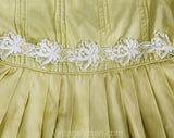 Size 5 Girl's 1950s Dress with Full Skirt - Childs Spring Summer Cotton Frock - Sleeveless 50s Taupe Yellow with White Flowers - Chest 24