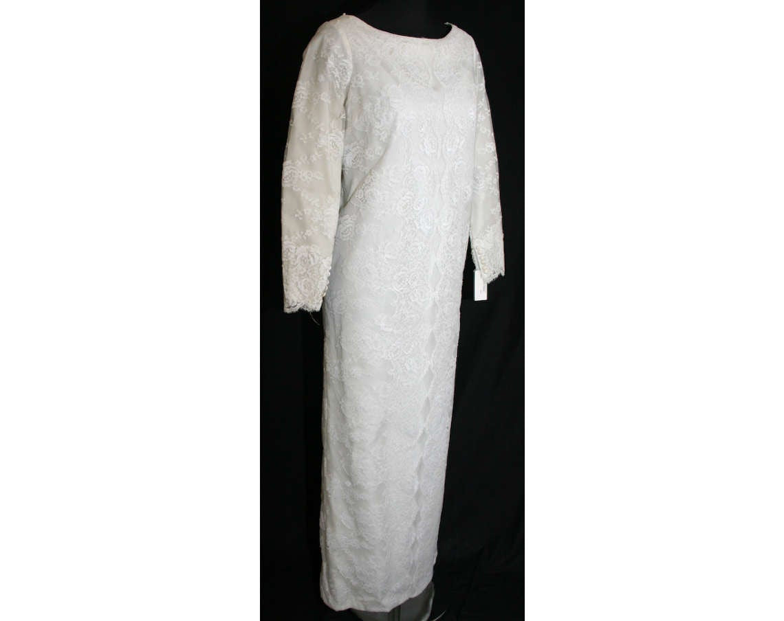 Size 8 Bridal Gown - Chantilly Lace Wedding Dress with Bow Accents - L Vintage Vixen Clothing Size 8 Bridal Gown - Chantilly Lace Wedding Dress with Bow Accents - L Vintage Vixen Clothing