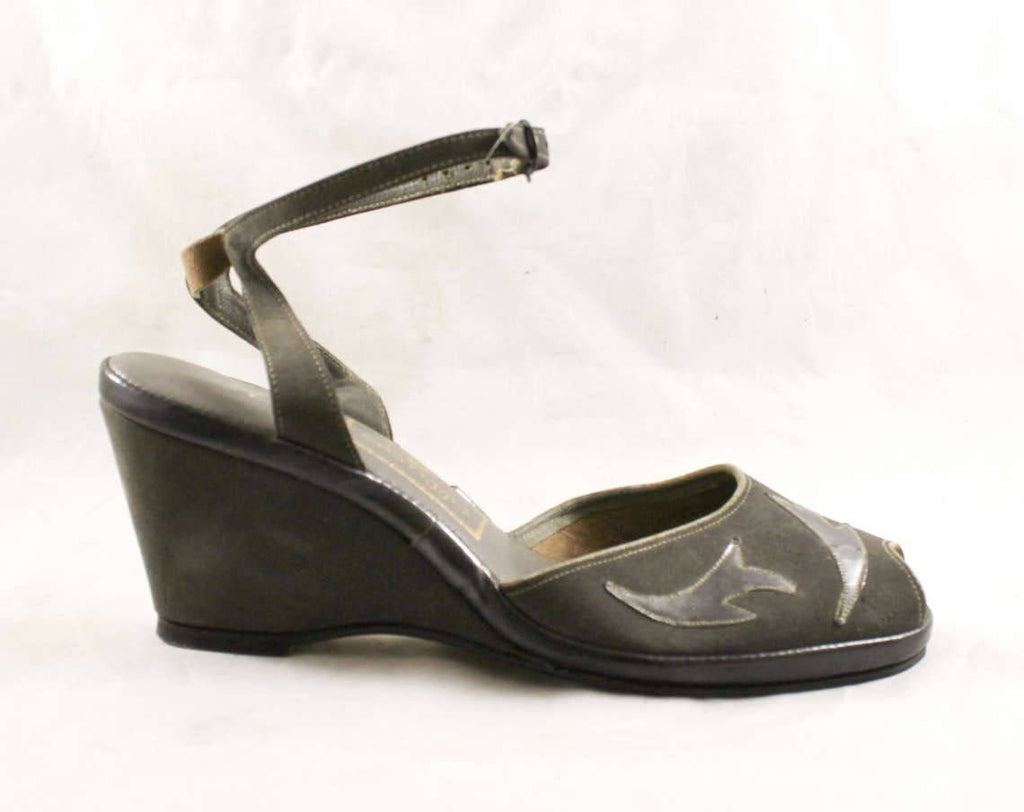 Size 6 1940s Gray Platform Shoes - 40s 50s Peep Toe Wedges with Sexy Ankle Strap - Suede & Leather Appliques - Narrow Width - Deadstock